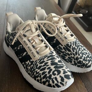 Adidas Girls Size US 3 Sneakers